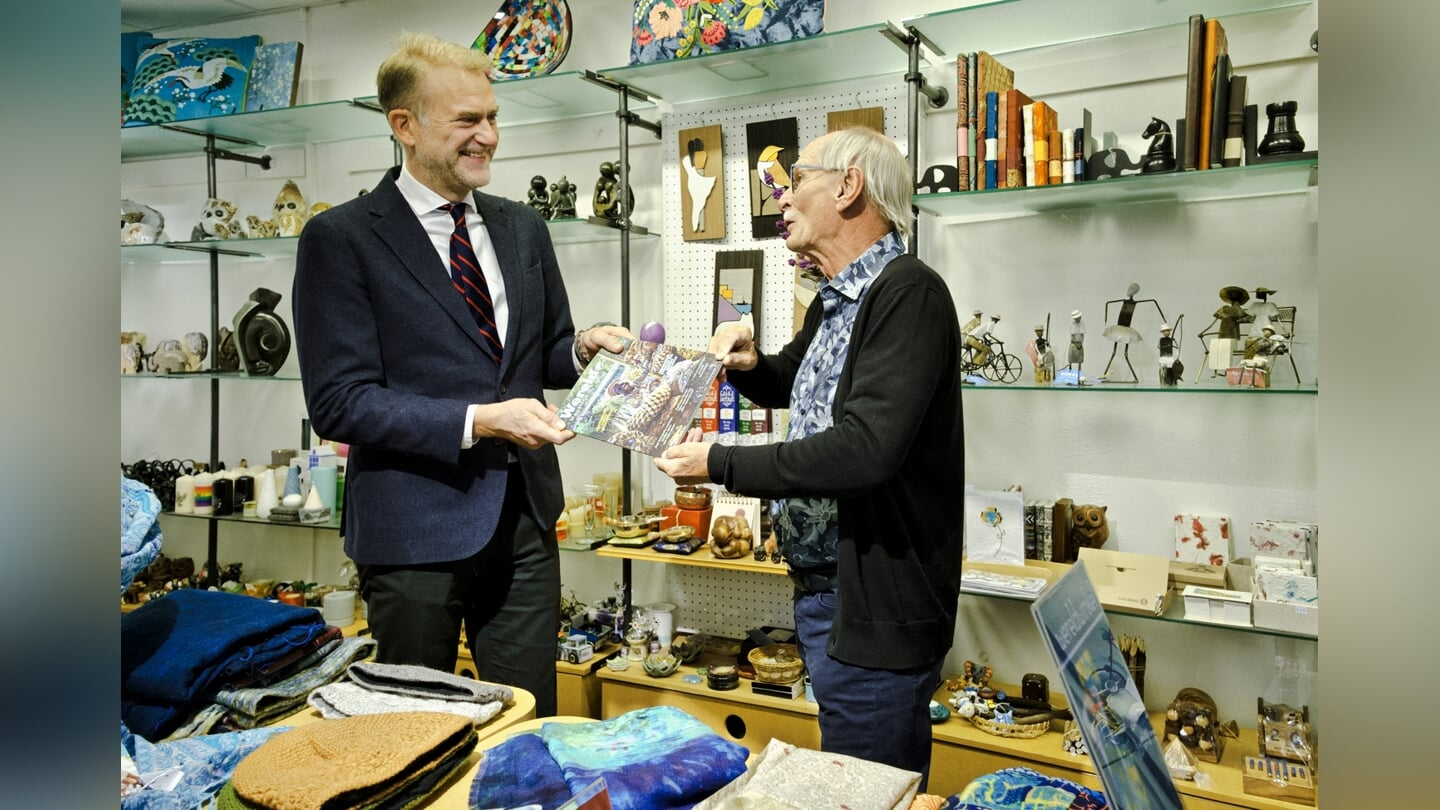 afbeelding Burgemeester Géran Kaai nam zaterdagochtend het eerste exemplaar van het Wereldwinkel magazine in ontvangst.