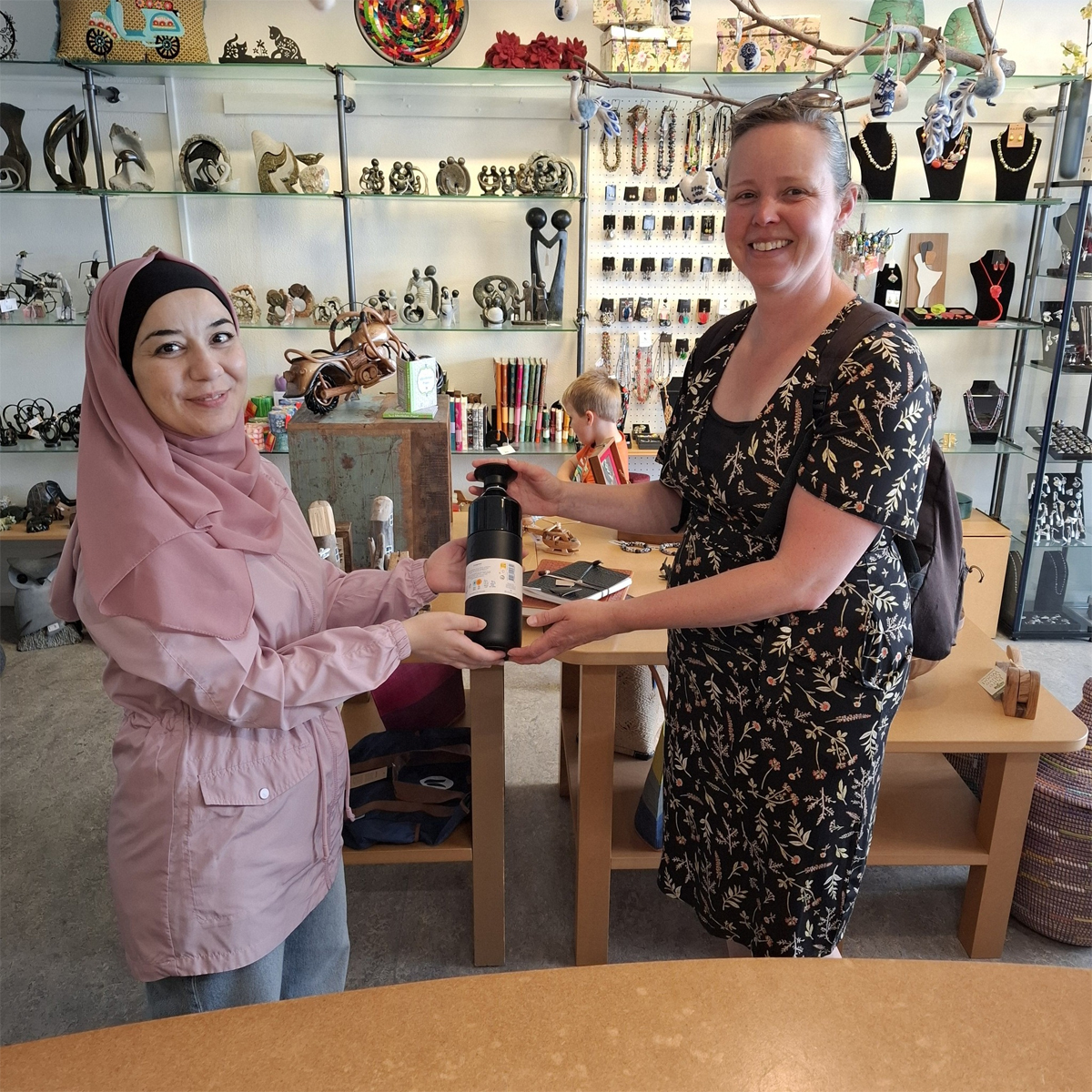 afbeelding uitreiking dopper aan de winnares
