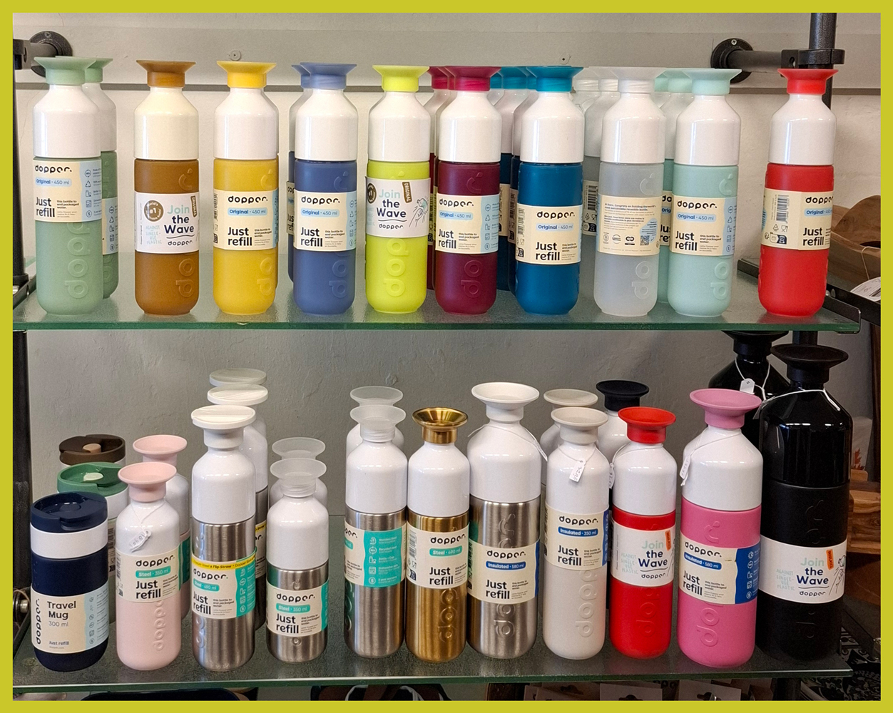 afbeelding Doppers in ode vitrinekast van wereldwinkel rhenen