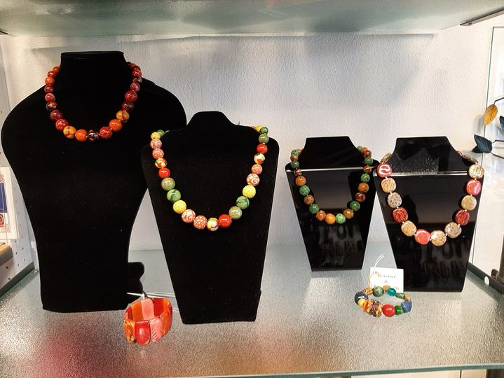 upcycled glas afkomstig van de toeristische stranden van Zanzibar