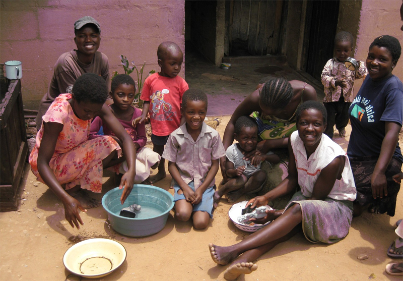 Afbeelding 1 familie die beelden glad schuren