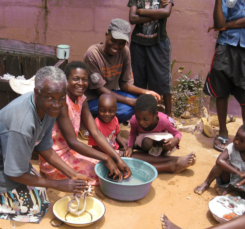 Afbeelding 2 familie die beelden glad schuren