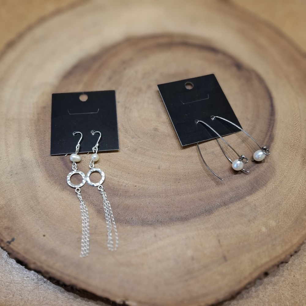 afbeelding twee paar zilveren oorbellen