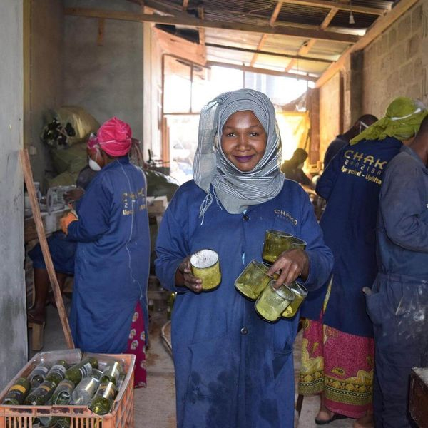 upcycled glas afkomstig van de toeristische stranden van Zanzibar