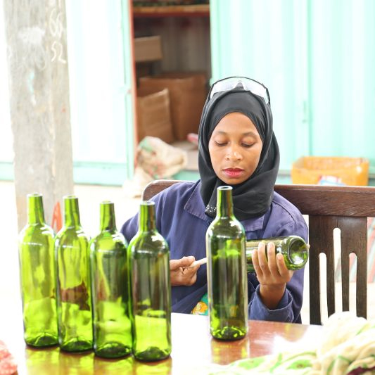upcycled glas afkomstig van de toeristische stranden van Zanzibar