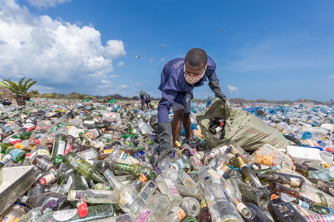 Werknemer op afvalberg glas