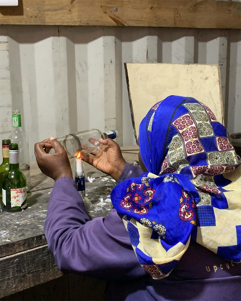 Vrouw snijdt glas - upcycled glass