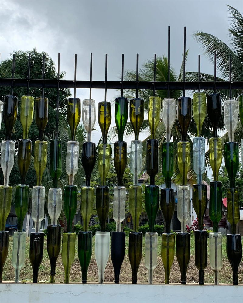 Flessen op droogrek - upcycled glass