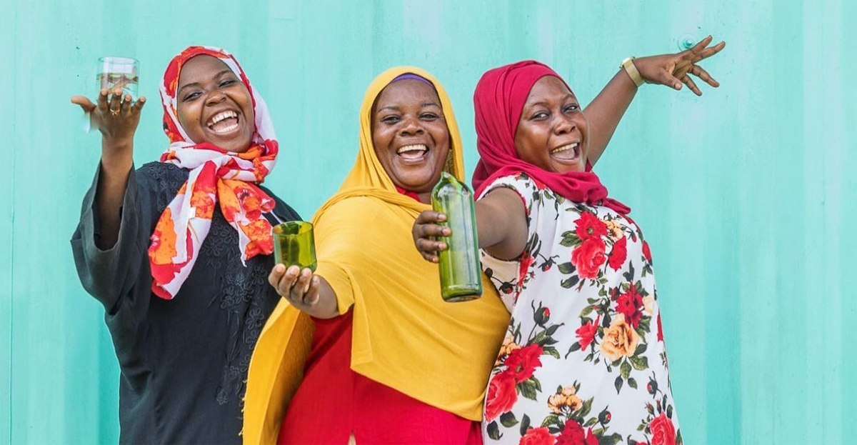 Driewerkneemsters van Chako Zanzibar - upcycled glass